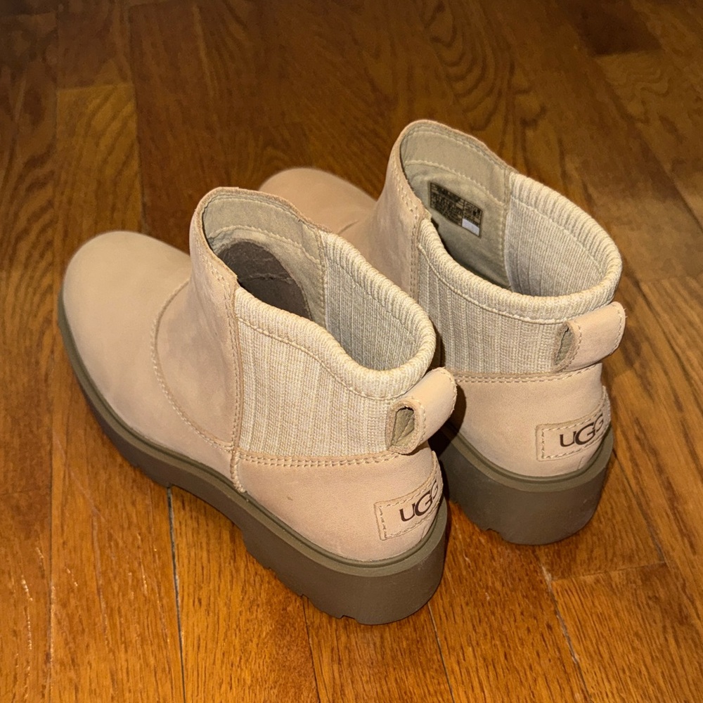 Women's UGGs NWT Neutral Beige Chelsea Platform Boots - Picture 4 of 8